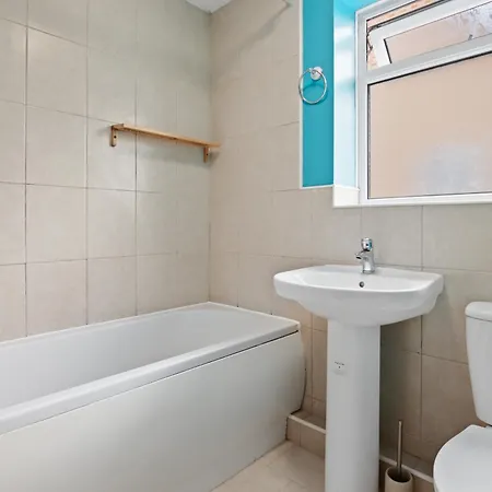 Luxurious 2-Bedroom Haven In Vibrant Robinhood: Ideal For Business Or Leisure Stay Nottingham Exterior foto