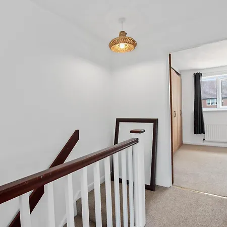 Luxurious 2-Bedroom Haven In Vibrant Robinhood: Ideal For Business Or Leisure Stay Nottingham Exterior foto