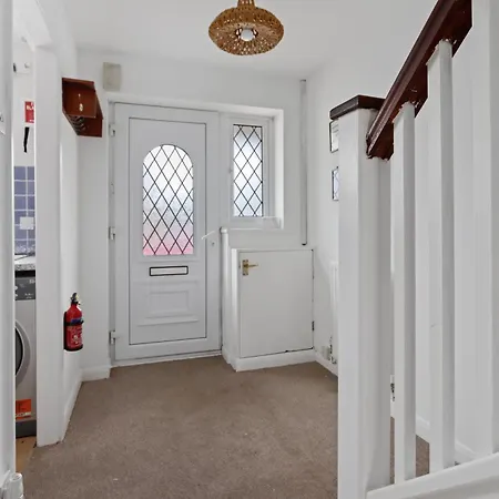 Luxurious 2-Bedroom Haven In Vibrant Robinhood: Ideal For Business Or Leisure Stay Nottingham Exterior foto
